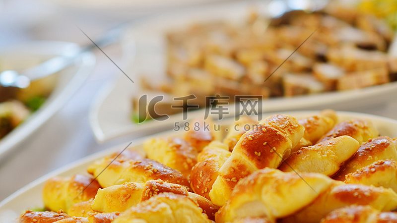 冷链配送是保证食品新鲜度的重要手段。消费者在选择食品批发厂家时，应关注以下方面：