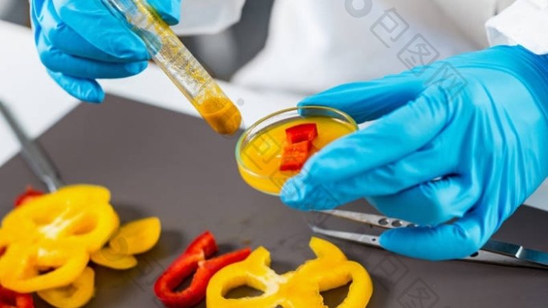 袋装坚果的营养成分表通常包括以下几项关键信息：